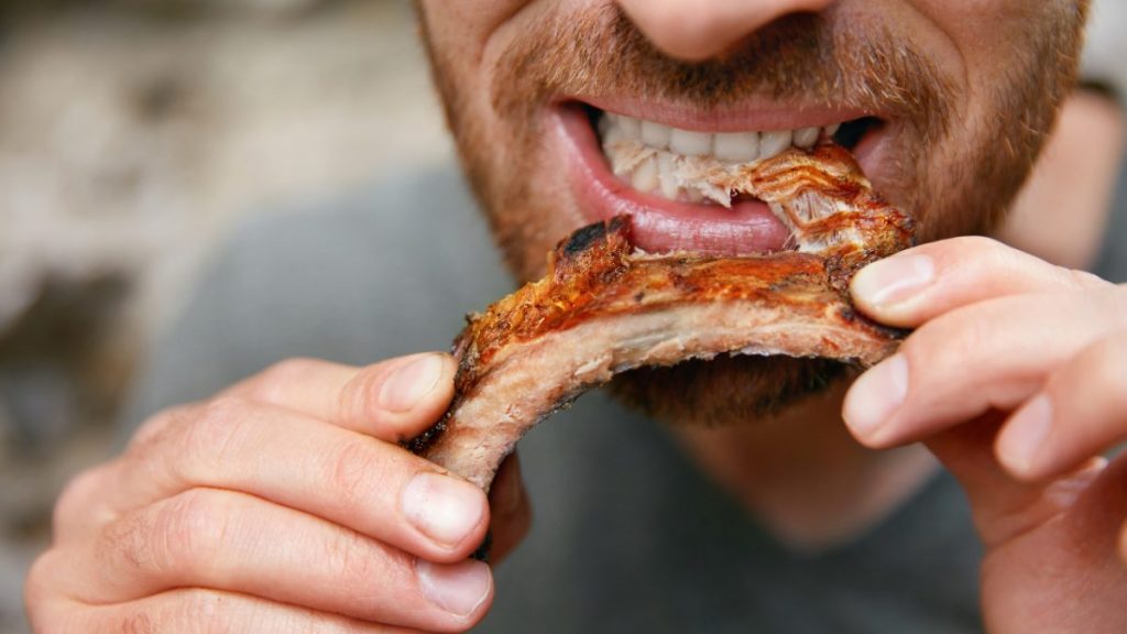 É pecado comer carne de porco? A Bíblia condena quem come?