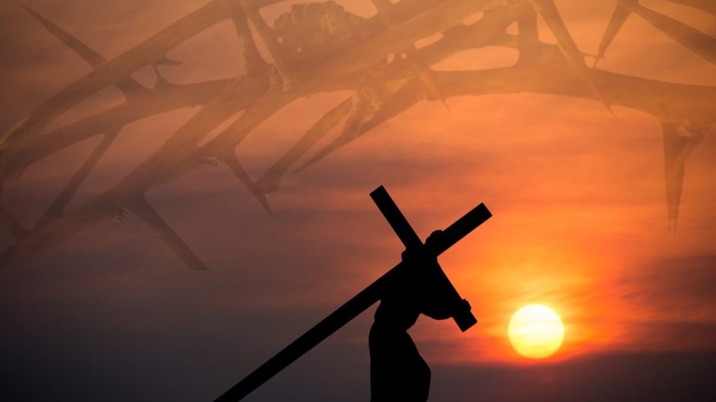 Quem ajudou Jesus a carregar a cruz?