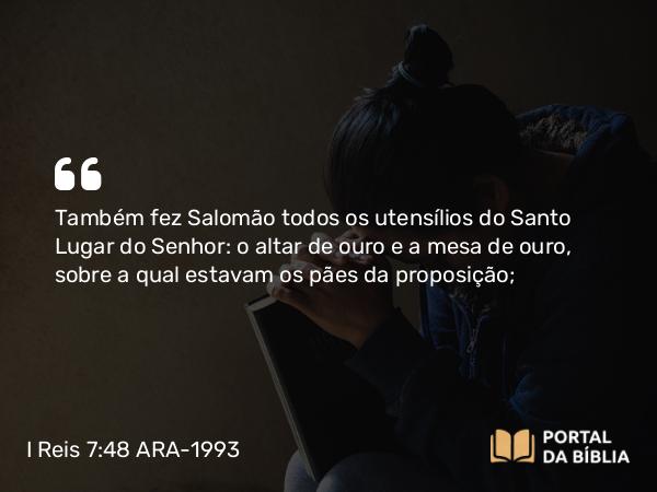 I Reis 7:48-50 ARA-1993 - Também fez Salomão todos os utensílios do Santo Lugar do Senhor: o altar de ouro e a mesa de ouro, sobre a qual estavam os pães da proposição;