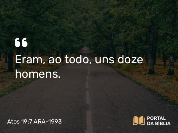 Atos 19:7 ARA-1993 - Eram, ao todo, uns doze homens.