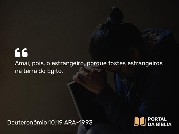 Deuteronômio 10:19 ARA-1993 - Amai, pois, o estrangeiro, porque fostes estrangeiros na terra do Egito.