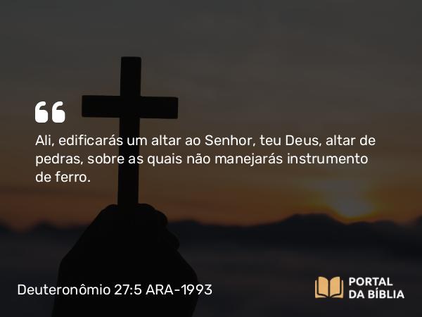 Deuteronômio 27:5-7 ARA-1993 - Ali, edificarás um altar ao Senhor, teu Deus, altar de pedras, sobre as quais não manejarás instrumento de ferro.