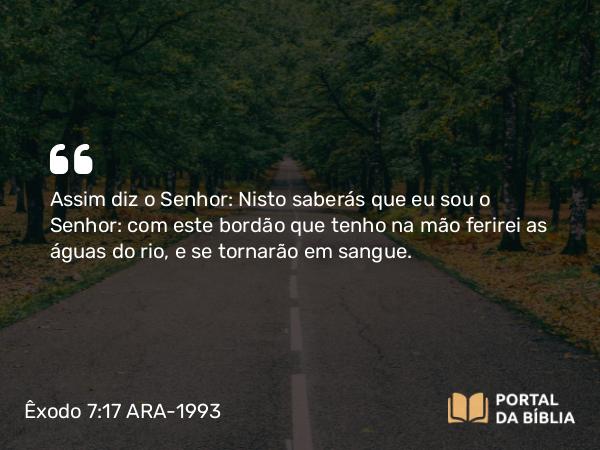 Êxodo 7:17-21 ARA-1993 - Assim diz o Senhor: Nisto saberás que eu sou o Senhor: com este bordão que tenho na mão ferirei as águas do rio, e se tornarão em sangue.