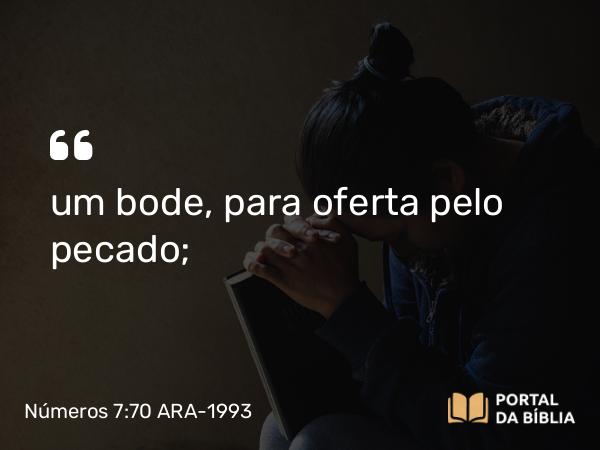 Números 7:70 ARA-1993 - um bode, para oferta pelo pecado;