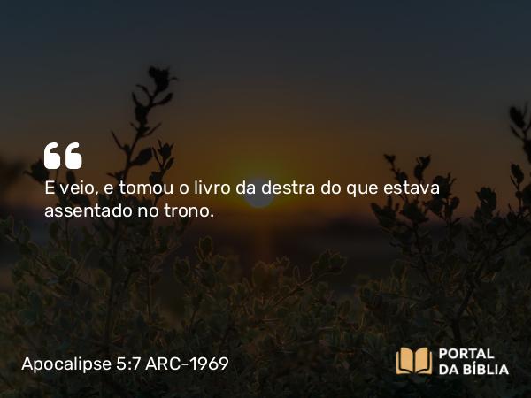 Apocalipse 5:7 ARC-1969 - E veio, e tomou o livro da destra do que estava assentado no trono.