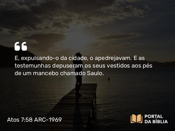 Atos 7:58-59 ARC-1969 - E, expulsando-o da cidade, o apedrejavam. E as testemunhas depuseram os seus vestidos aos pés de um mancebo chamado Saulo.