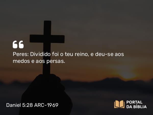 Daniel 5:28 ARC-1969 - Peres: Dividido foi o teu reino, e deu-se aos medos e aos persas.