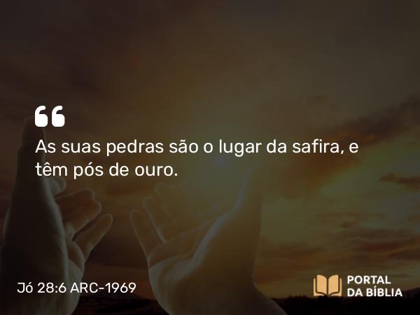 Jó 28:6 ARC-1969 - As suas pedras são o lugar da safira, e têm pós de ouro.