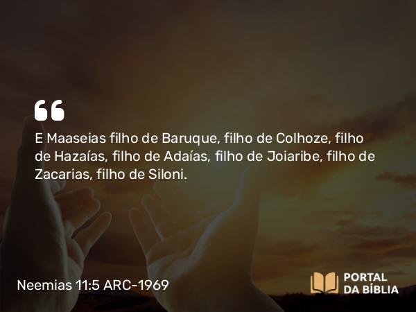 Neemias 11:5 ARC-1969 - E Maaseias filho de Baruque, filho de Colhoze, filho de Hazaías, filho de Adaías, filho de Joiaribe, filho de Zacarias, filho de Siloni.