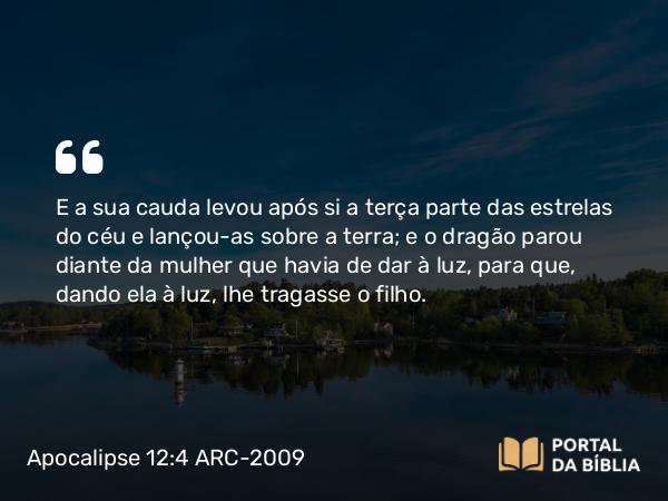 Apocalipse 12:4 ARC-2009 - E a sua cauda levou após si a terça parte das estrelas do céu e lançou-as sobre a terra; e o dragão parou diante da mulher que havia de dar à luz, para que, dando ela à luz, lhe tragasse o filho.