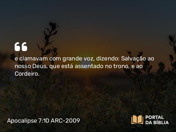 Apocalipse 7:10 ARC-2009 - e clamavam com grande voz, dizendo: Salvação ao nosso Deus, que está assentado no trono, e ao Cordeiro.