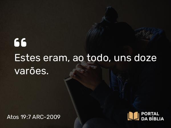 Atos 19:7 ARC-2009 - Estes eram, ao todo, uns doze varões.