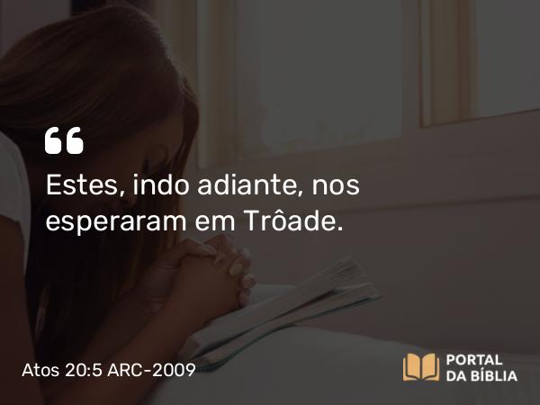 Atos 20:5 ARC-2009 - Estes, indo adiante, nos esperaram em Trôade.