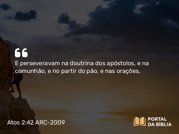 Atos 2:42-44 ARC-2009 - E perseveravam na doutrina dos apóstolos, e na comunhão, e no partir do pão, e nas orações.