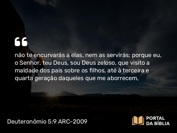 Deuteronômio 5:9-10 ARC-2009 - não te encurvarás a elas, nem as servirás; porque eu, o Senhor, teu Deus, sou Deus zeloso, que visito a maldade dos pais sobre os filhos, até à terceira e quarta geração daqueles que me aborrecem,