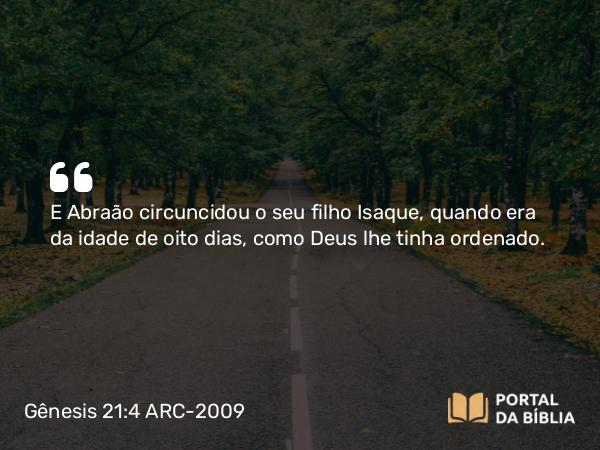 Gênesis 21:4 ARC-2009 - E Abraão circuncidou o seu filho Isaque, quando era da idade de oito dias, como Deus lhe tinha ordenado.