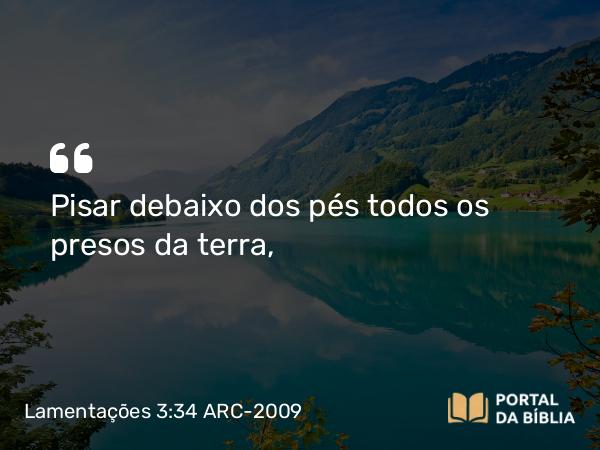 Lamentações 3:34 ARC-2009 - Pisar debaixo dos pés todos os presos da terra,