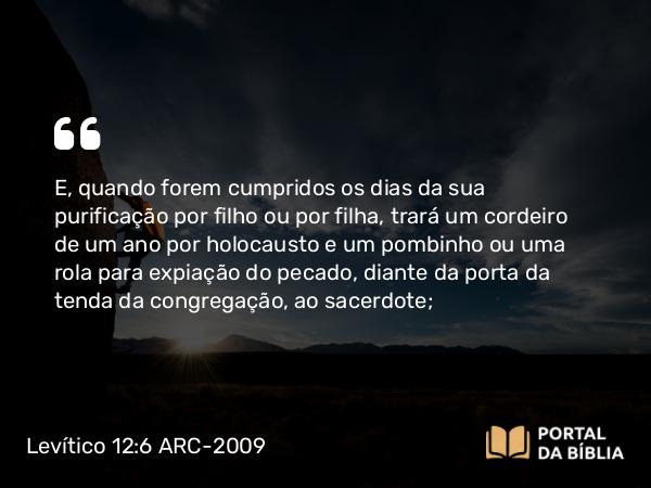 Levítico 12:6 ARC-2009 - E, quando forem cumpridos os dias da sua purificação por filho ou por filha, trará um cordeiro de um ano por holocausto e um pombinho ou uma rola para expiação do pecado, diante da porta da tenda da congregação, ao sacerdote;