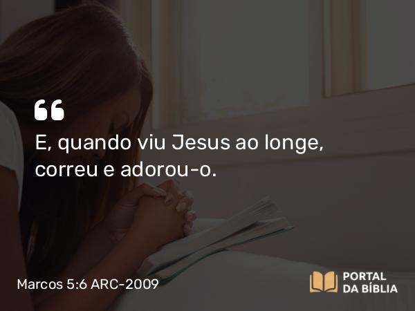 Marcos 5:6 ARC-2009 - E, quando viu Jesus ao longe, correu e adorou-o.