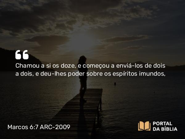 Marcos 6:7-13 ARC-2009 - Chamou a si os doze, e começou a enviá-los de dois a dois, e deu-lhes poder sobre os espíritos imundos,