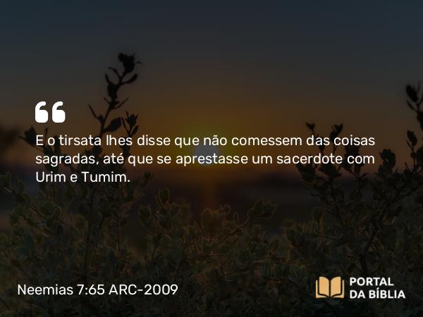 Neemias 7:65 ARC-2009 - E o tirsata lhes disse que não comessem das coisas sagradas, até que se aprestasse um sacerdote com Urim e Tumim.