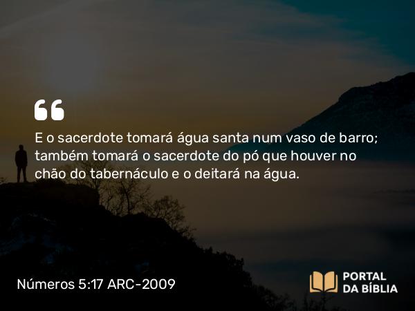 Números 5:17 ARC-2009 - E o sacerdote tomará água santa num vaso de barro; também tomará o sacerdote do pó que houver no chão do tabernáculo e o deitará na água.