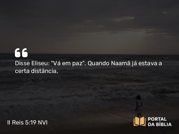 II Reis 5:19 NVI - Disse Eliseu: 