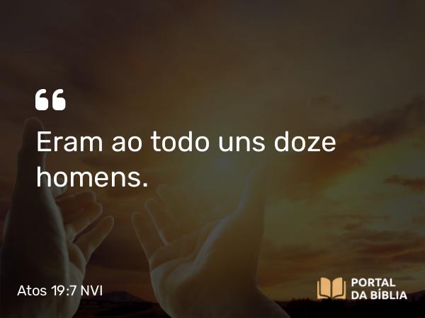 Atos 19:7 NVI - Eram ao todo uns doze homens.