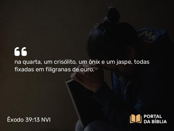 Êxodo 39:13 NVI - na quarta, um crisólito, um ônix e um jaspe, todas fixadas em filigranas de ouro.