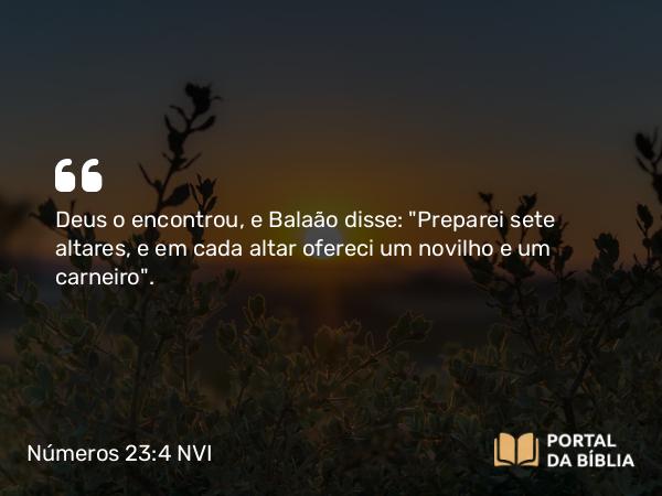 Números 23:4 NVI - Deus o encontrou, e Balaão disse: 