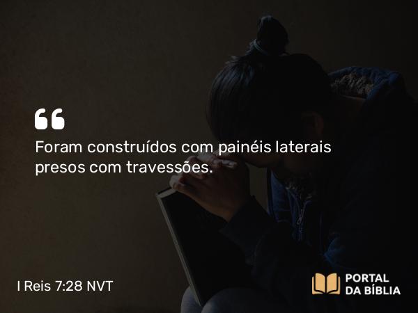 I Reis 7:28 NVT - Foram construídos com painéis laterais presos com travessões.