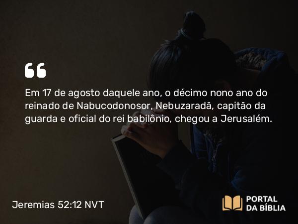 Jeremias 52:12-16 NVT - Em 17 de agosto daquele ano, o décimo nono ano do reinado de Nabucodonosor, Nebuzaradã, capitão da guarda e oficial do rei babilônio, chegou a Jerusalém.