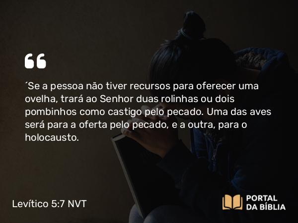 Levítico 5:7 NVT - “Se a pessoa não tiver recursos para oferecer uma ovelha, trará ao SENHOR duas rolinhas ou dois pombinhos como castigo pelo pecado. Uma das aves será para a oferta pelo pecado, e a outra, para o holocausto.