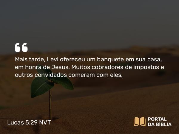 Lucas 5:29-32 NVT - Mais tarde, Levi ofereceu um banquete em sua casa, em honra de Jesus. Muitos cobradores de impostos e outros convidados comeram com eles,