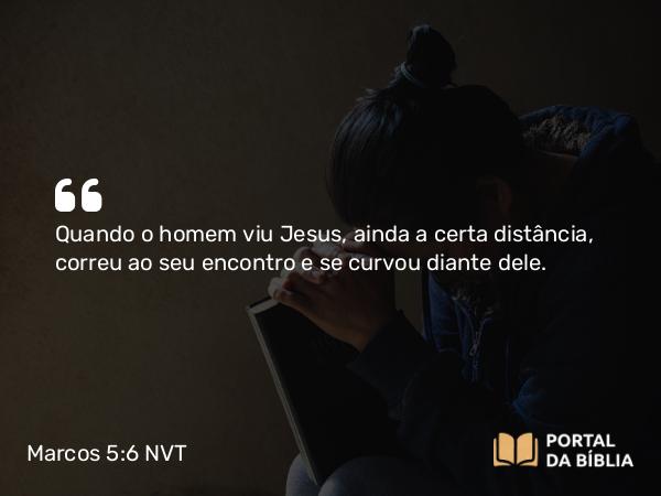 Marcos 5:6 NVT - Quando o homem viu Jesus, ainda a certa distância, correu ao seu encontro e se curvou diante dele.