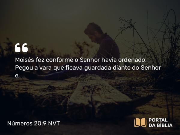 Números 20:9 NVT - Moisés fez conforme o SENHOR havia ordenado. Pegou a vara que ficava guardada diante do SENHOR e,